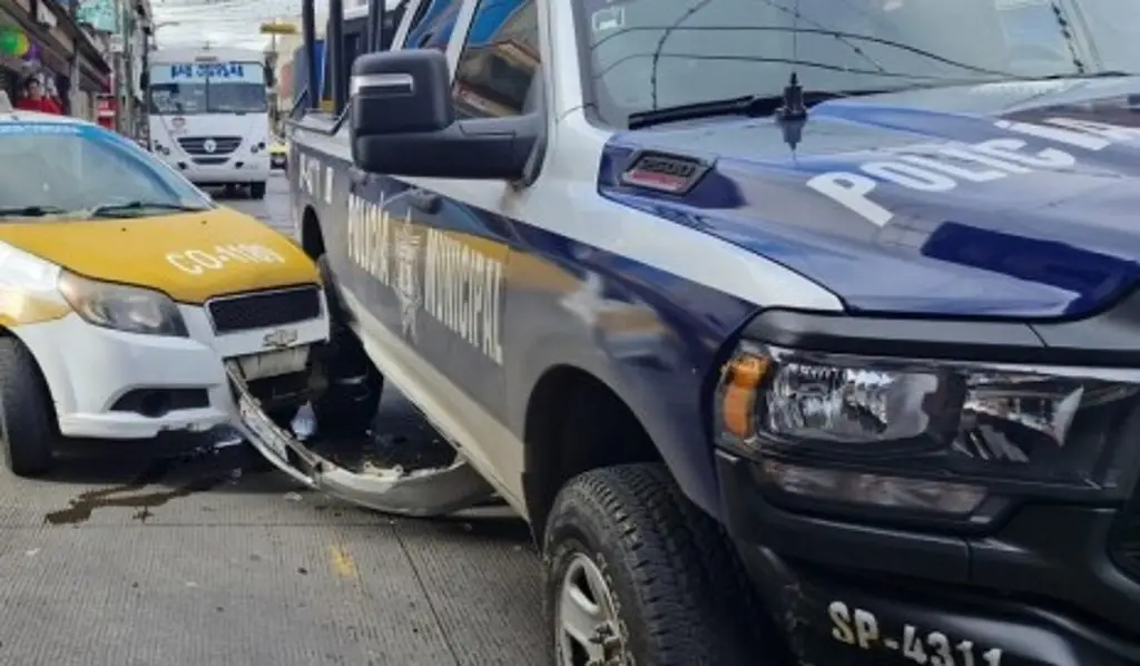 Imagen Se registra fuerte choque entre taxi y patrulla de Policía Municipal 