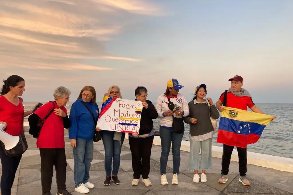 Imagen Venezolanos en Veracruz se manifestaron en el Asta Banderas previo a toma de protesta de Maduro