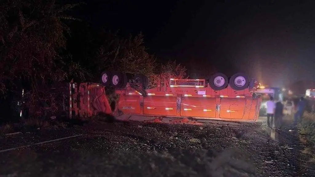 Imagen Hay cierre en autopista por pipa volcada que terminó llantas arriba