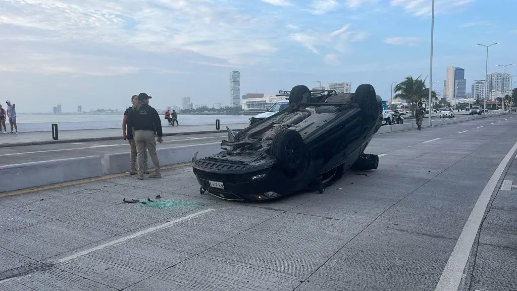 Imagen Volcadura en el bulevar Ávila Camacho en Boca del Río 