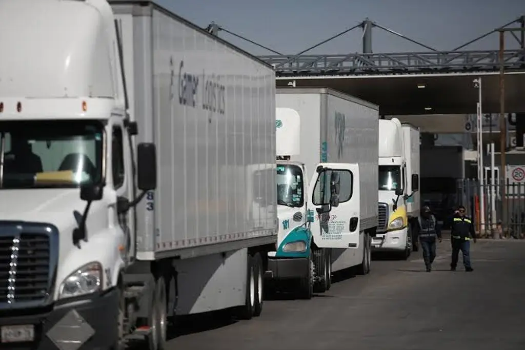 Imagen Transportistas bloquean la autopista México-Querétaro 