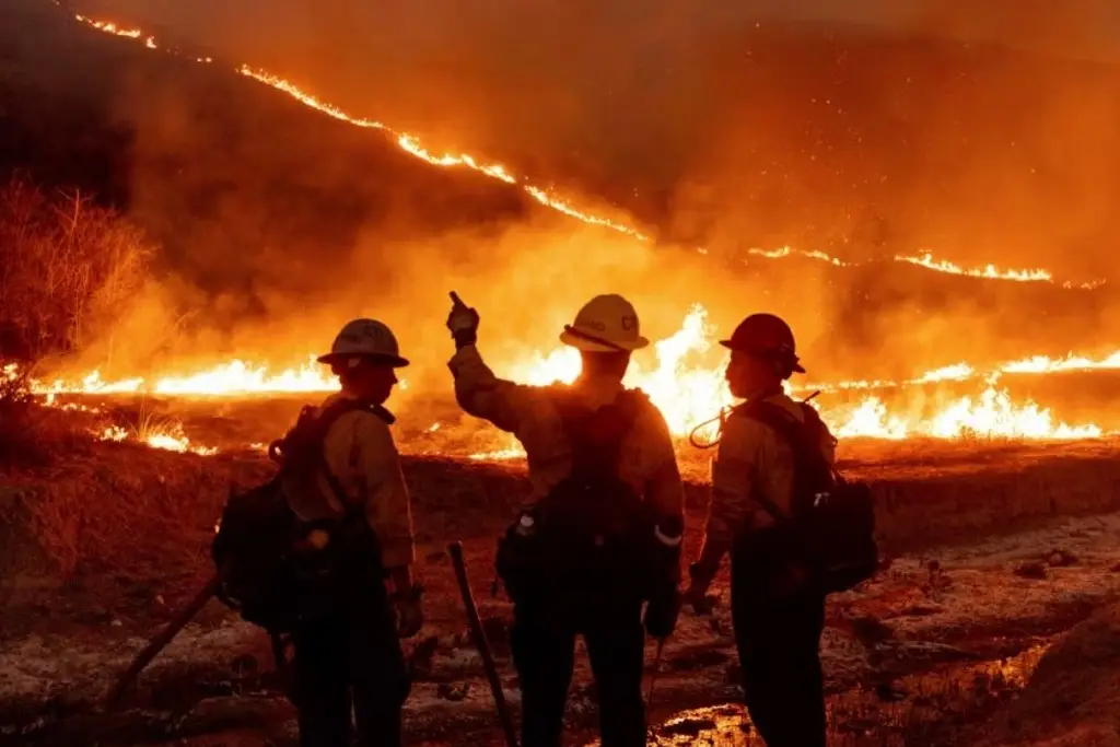 Imagen Aumentan a 10 los muertos por incendios forestales que continúan en Los Ángeles