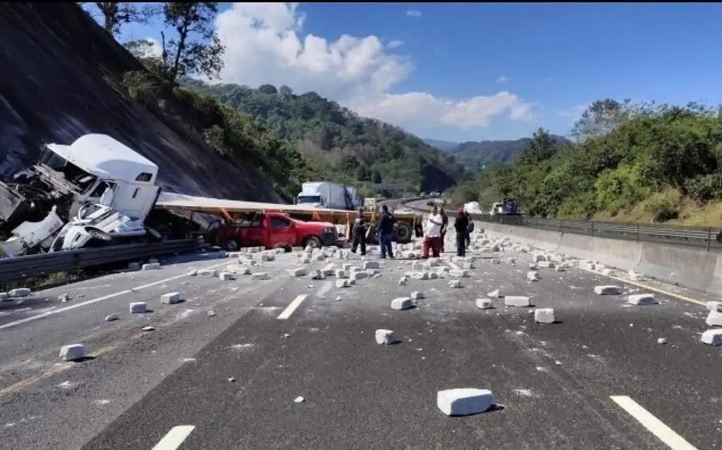 Imagen Se registra aparatoso accidente múltiple en autopista de Veracruz; reportan 3 muertos 