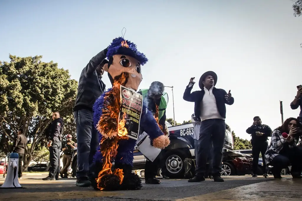 Imagen Activistas promigrantes queman figura de policía en protesta por abusos en Tijuana