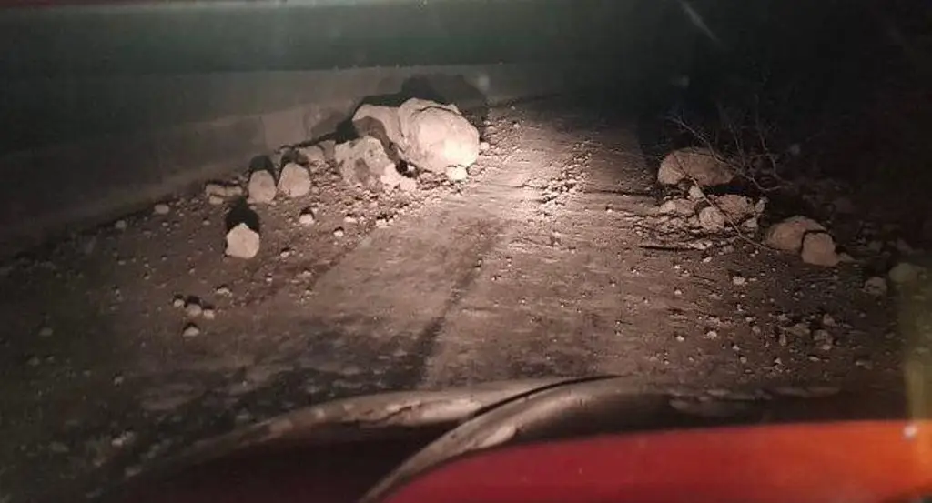 Imagen Reportan derrumbes en autopista tras sismo de 6.1 en Coalcomán