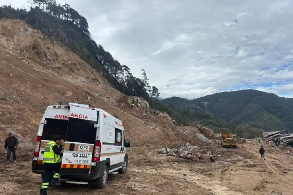 Imagen Vuelca excavadora en la zona del derrumbe de la autopista Veracruz - Puebla