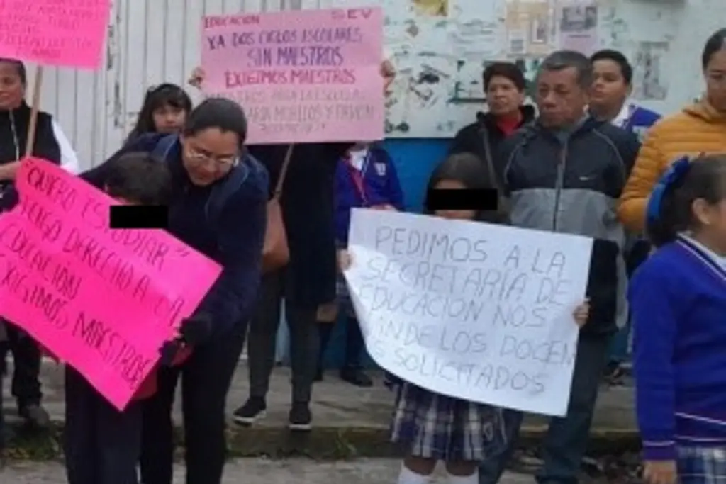 Imagen Protestan por designación de maestros en primaria de Xalapa, Veracruz