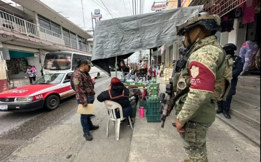 Imagen Con apoyo de militares y policías retiran ambulantes al norte de Veracruz 