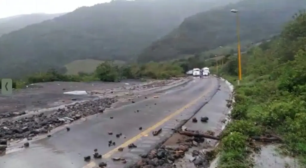 Imagen Mal estado de carreteras ocasiona pérdidas millonarias a automovilistas y transportistas: Diputada