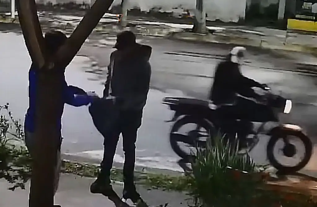 Imagen Motociclistas asaltan a joven en fraccionamiento de Veracruz y son grabados (+Video)