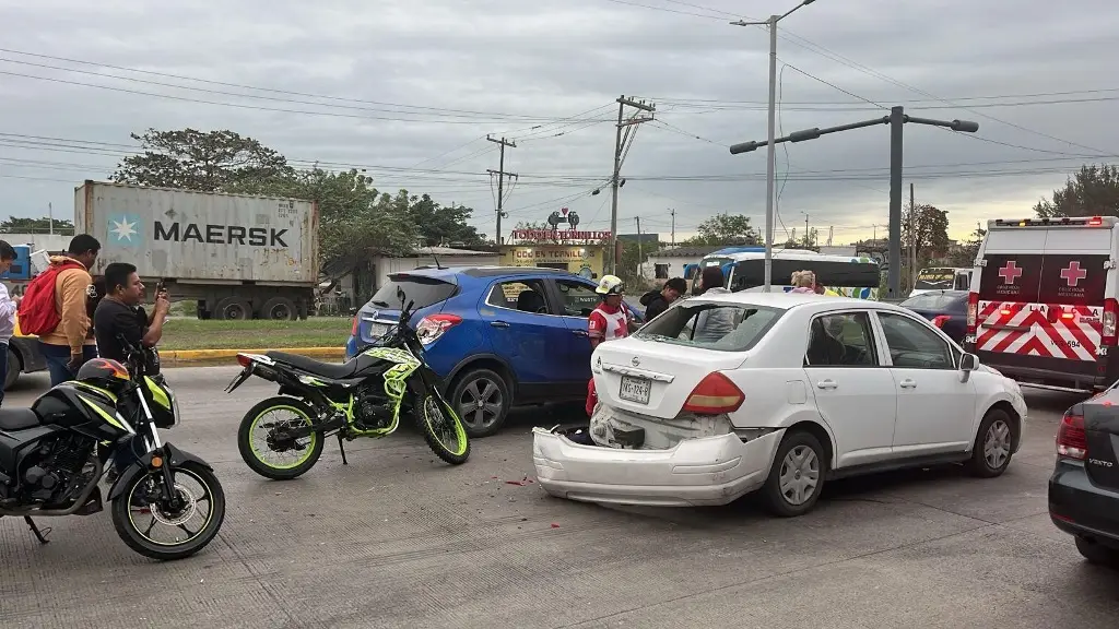 Imagen Motociclista se estrella con dos autos en Rafael Cuervo, en Veracruz 