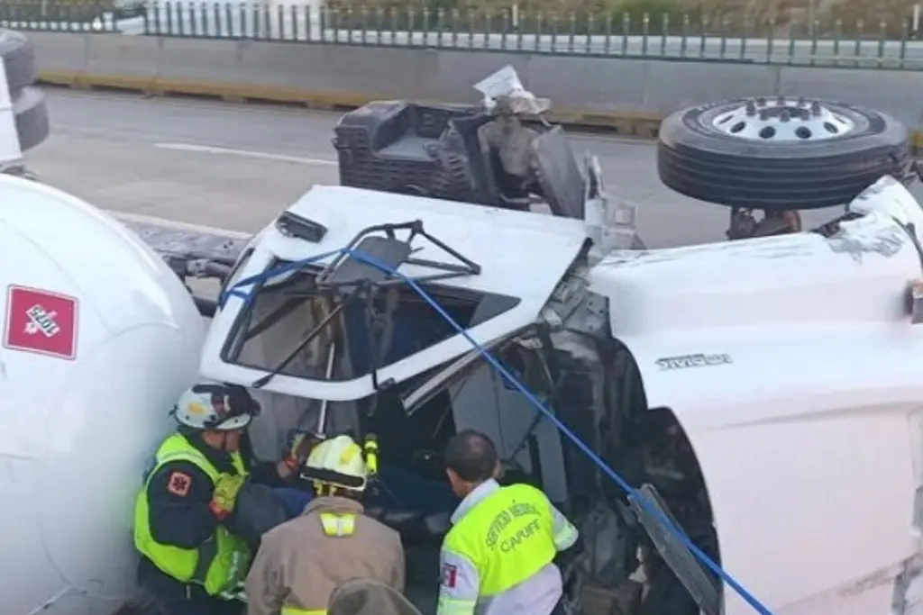 Imagen Pipa de gas LP se queda sin frenos y vuelca en autopista