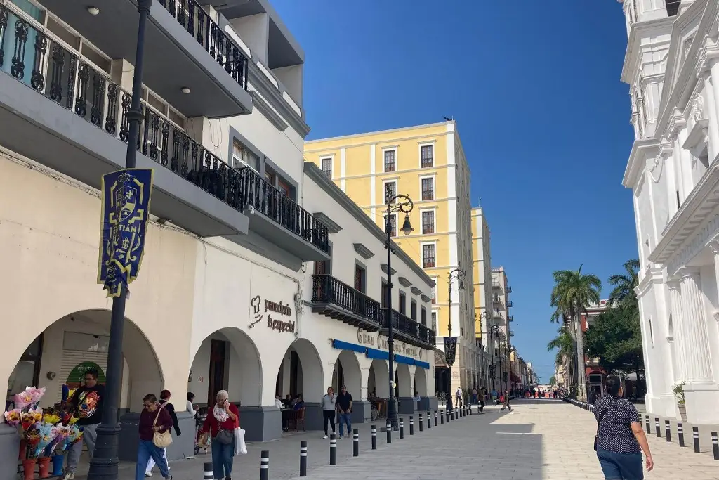 Imagen En Centro Histórico de Veracruz colocan adornos por festividades de San Sebastián