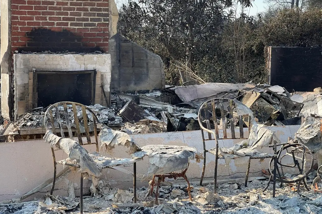 Imagen Suman 25 muertos por incendios en Los Ángeles y anuncian arrestos de pirómanos