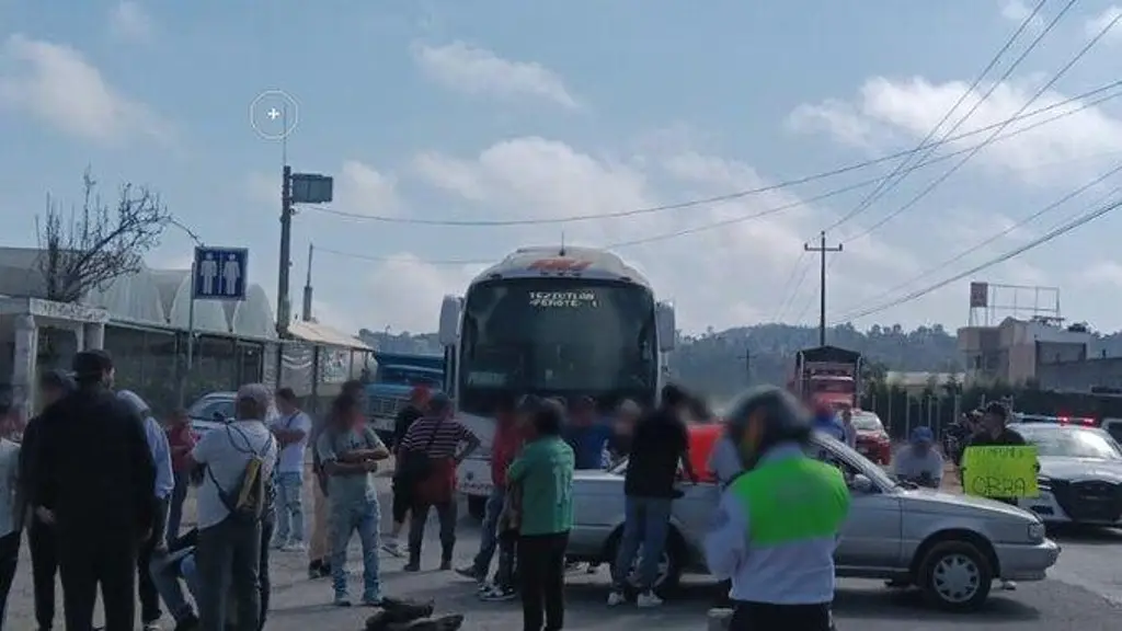 Imagen Reportan bloqueo de habitantes en carretera de Veracruz. Precaución 