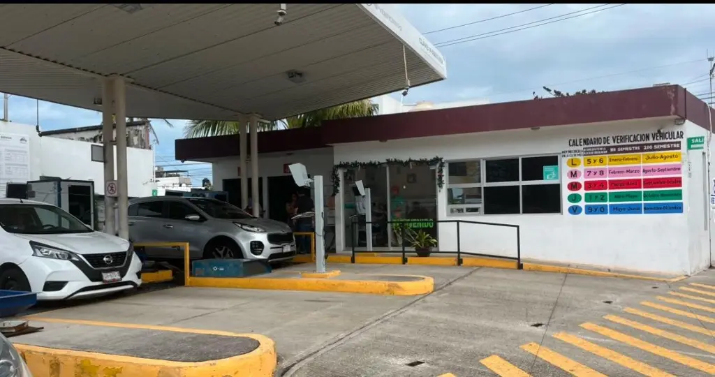 Imagen Ciudadanos aprovechan el último día de prórroga para hacer su verificación vehicular en Veracruz 