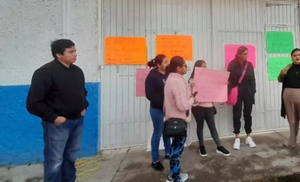 Imagen Madres de familia vuelven a tomar kinder en Xalapa; exigen maestro de educación física