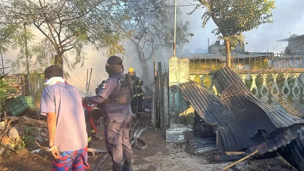 Imagen Fuerte incendio consume casa en colonia del puerto de Veracruz 