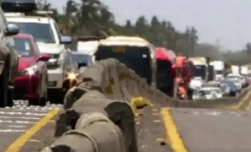 Imagen Hay cierre parcial de circulación en autopista con dirección a la ciudad de Veracruz