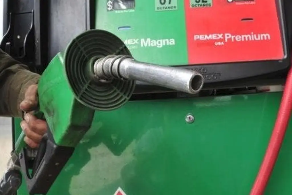 Imagen La mitad del precio de la gasolina son impuestos, puede bajar si el Gobierno los elimina: PAN 