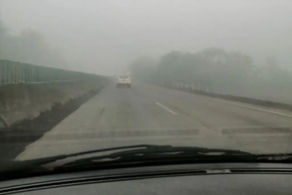 Imagen Cierre por dos accidentes y densa niebla en esta autopista de Veracruz