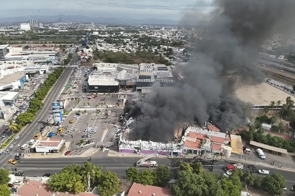 Imagen Incendio arrasa con parque infantil y casino en Culiacán, Sinaloa