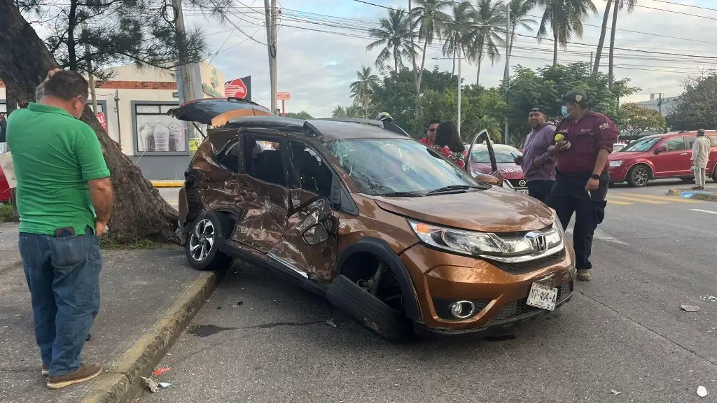 Imagen Aparatoso accidente en avenida Díaz Mirón de Veracruz 