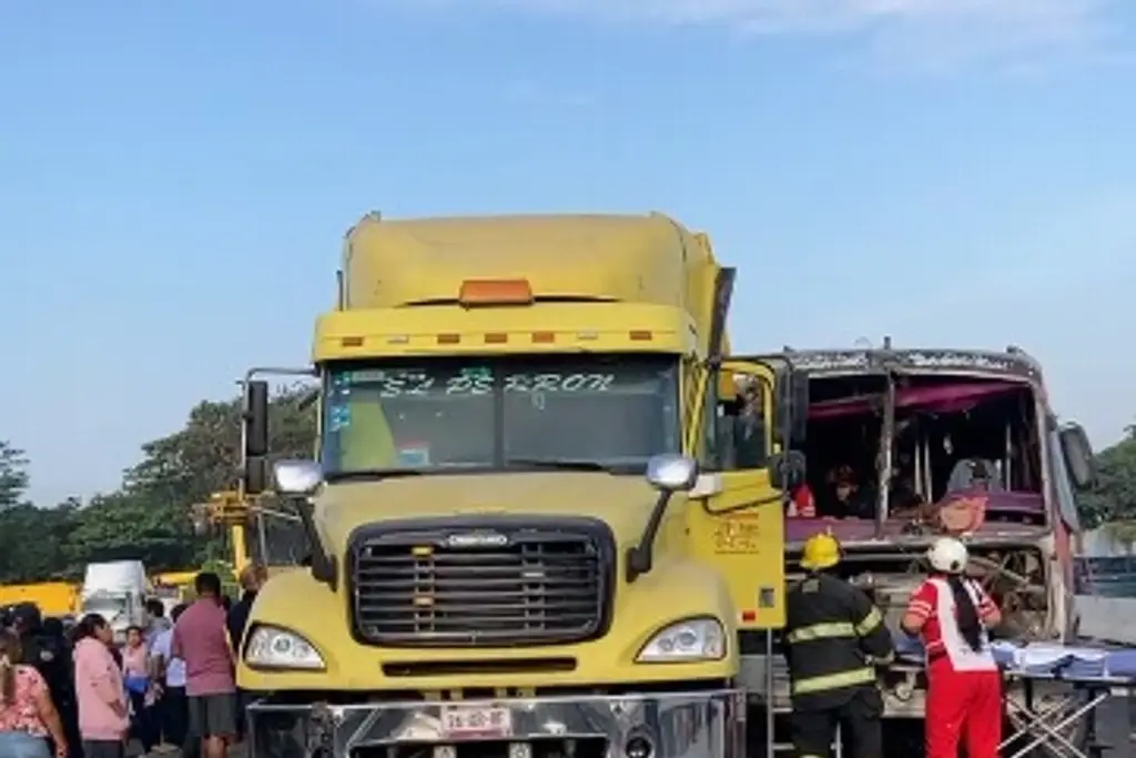 Imagen Camión de pasaje choca contra tráiler en la Veracruz-Cardel; varios heridos