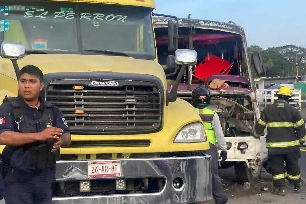 Imagen Deja un muerto y más 30 heridos choque de camión contra tráiler en la Veracruz-Cardel