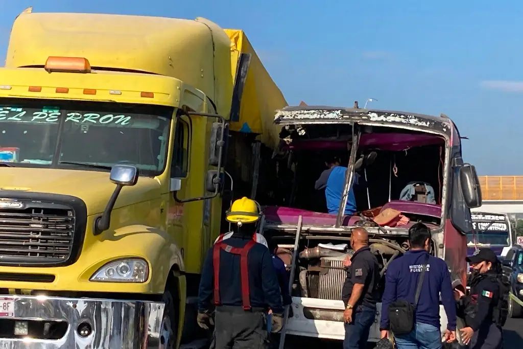 Imagen Lista de lesionados y fallecido en choque de autobús de pasaje y tráiler en la Veracruz-Cardel