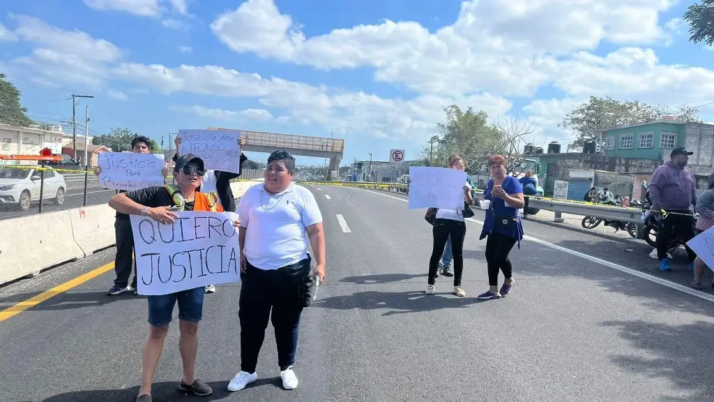 Imagen Bloqueo intermitente en la Veracruz-Cardel por familiares de lesionados en choque