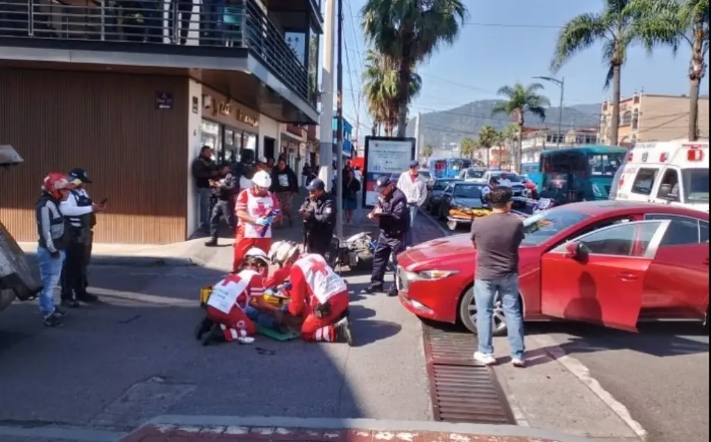 Imagen Repartidor lesionado en choque contra auto particular en el centro de Orizaba