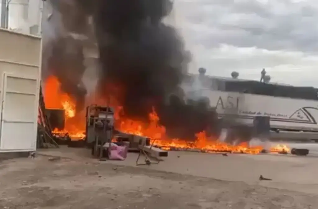 Imagen Cuantiosas pérdidas deja incendio en bodega de frutas y verduras en Culiacán