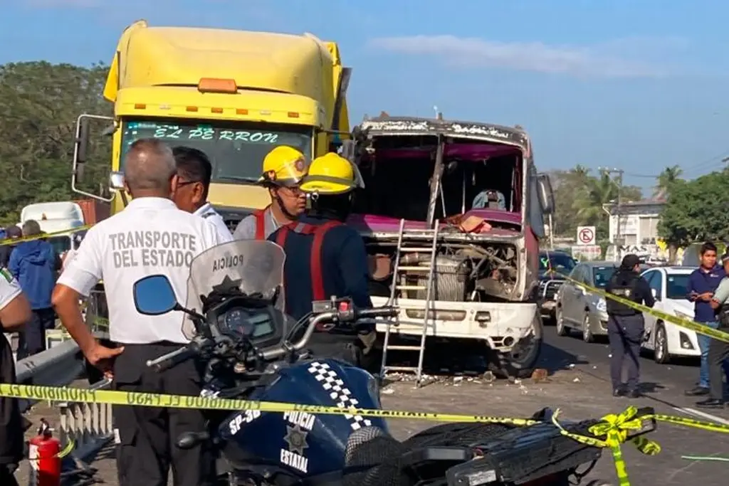 Imagen ¿Qué pasó con el chofer del camión ruta Herradura que chocó contra tráiler en la Veracruz-Cardel?