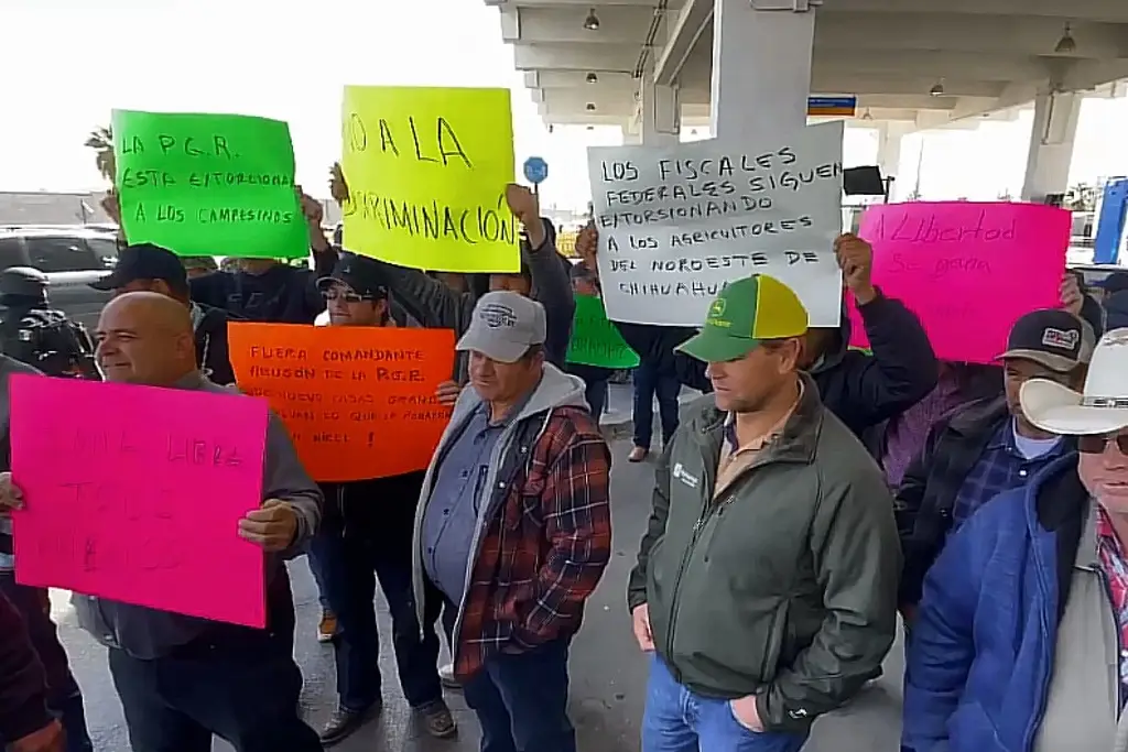 Imagen Menonitas protestan en frontera de Cd. Juárez contra presuntas extorsiones de Fiscalía