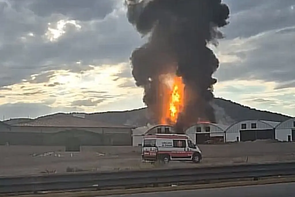 Imagen Explosión e incendio en ducto de gas LP en Tepeji del Río; fuego alcanza naves industriales