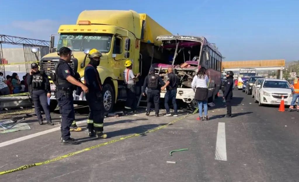 Imagen Se debe cancelar la concesión de camión accidentado en la Veracruz-Cardel: Abogado