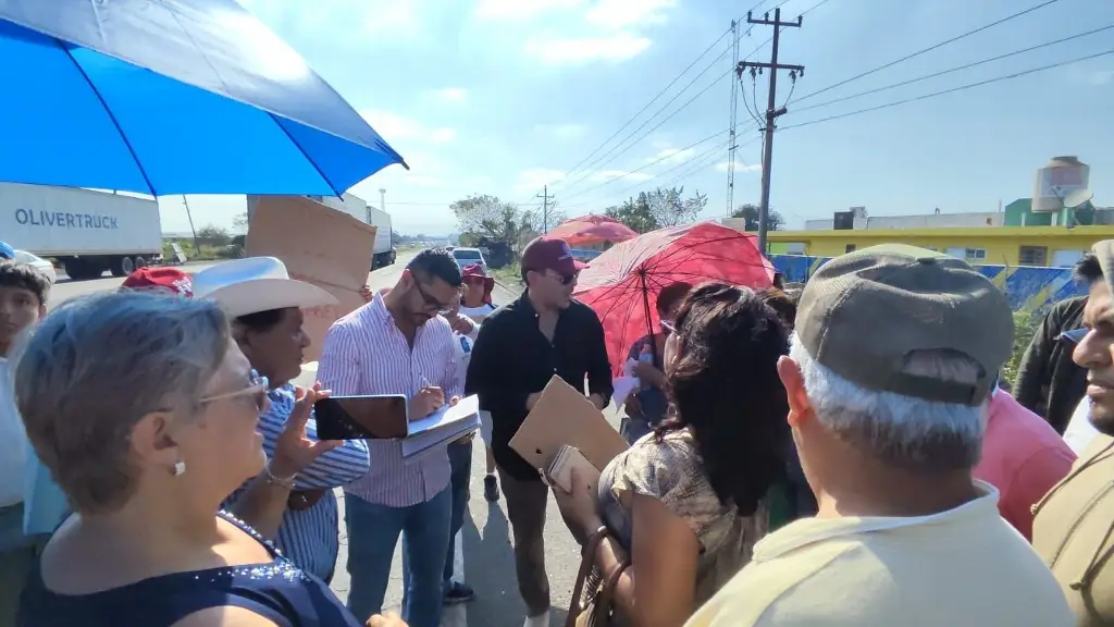 Imagen Atienden a ciudadanos que se manifestaron en carretera San Julián-Santa Fe