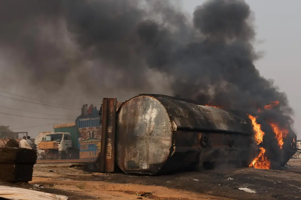 Imagen Más de 50 muertos por explosión de pipa que transportaba combustible en Nigeria