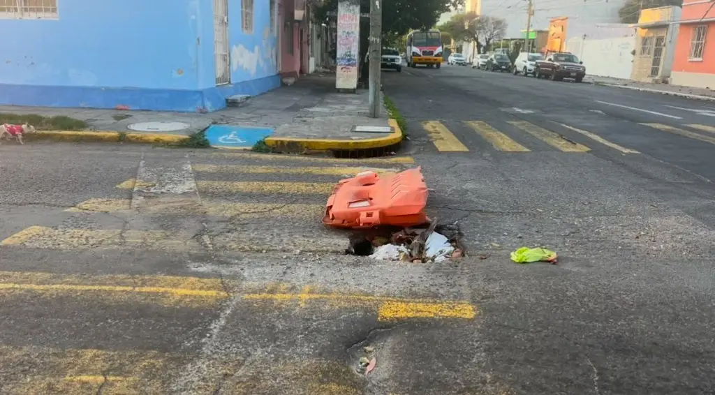 Imagen Vecinos se quejan por socavón y baches en calles de la colonia Zaragoza en Veracruz 