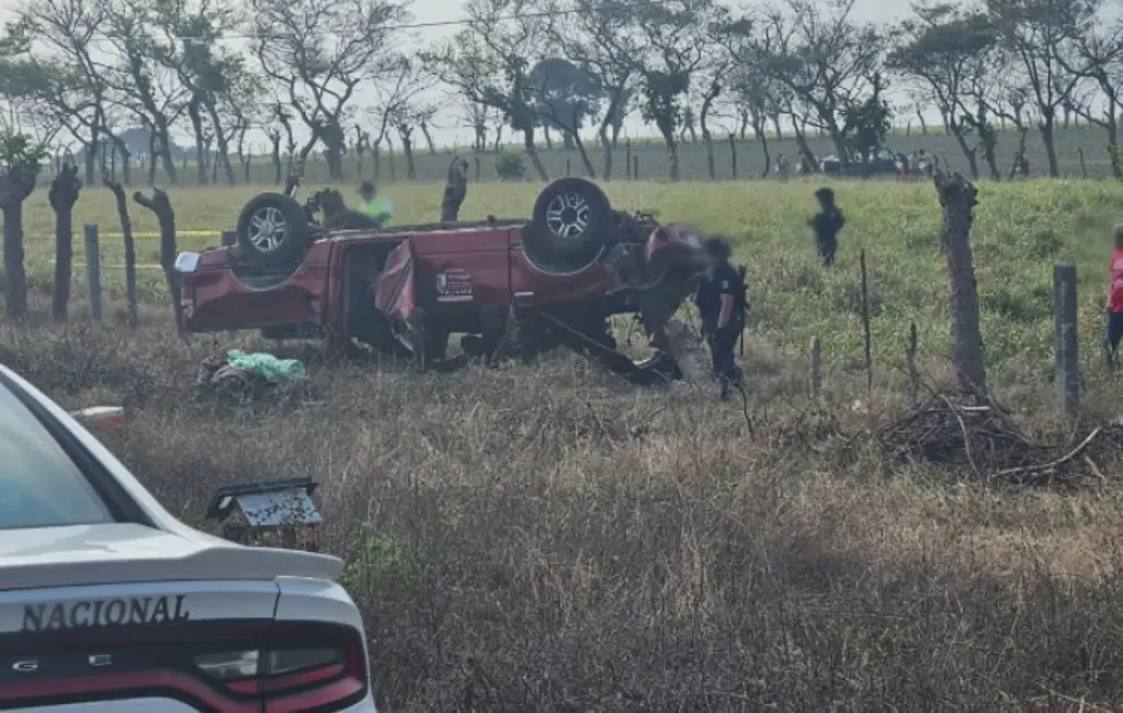 Imagen Vuelca camioneta en carretera de Veracruz; hay cierre parcial de circulación