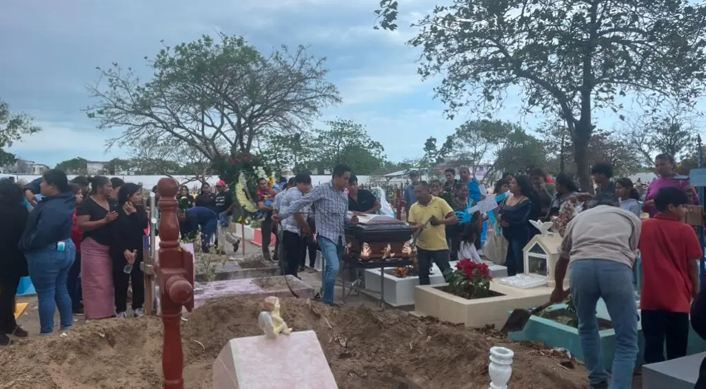 Imagen Acompañan a su última morada a don Alfonso víctima del accidente en la carretera Cardel-Veracruz 