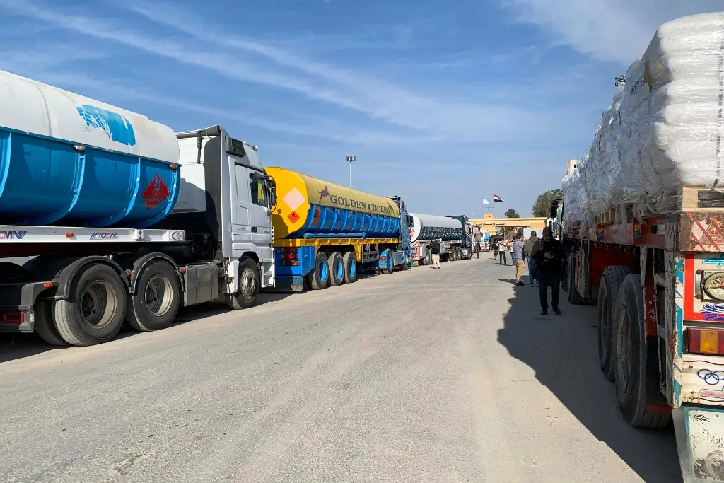 Imagen Más de 300 camiones de ayuda entran a Gaza desde Egipto en el primer día de alto al fuego