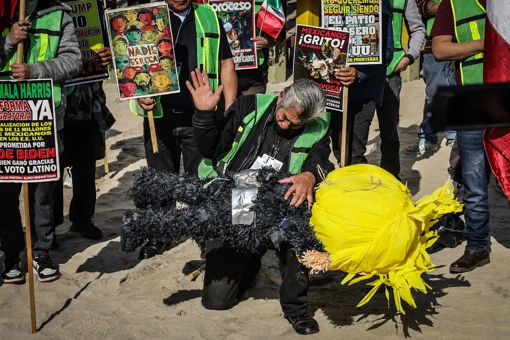 Imagen Migrantes 'castigan' a piñata de Trump frente al muro fronterizo; lo llaman 'niño malcriado'