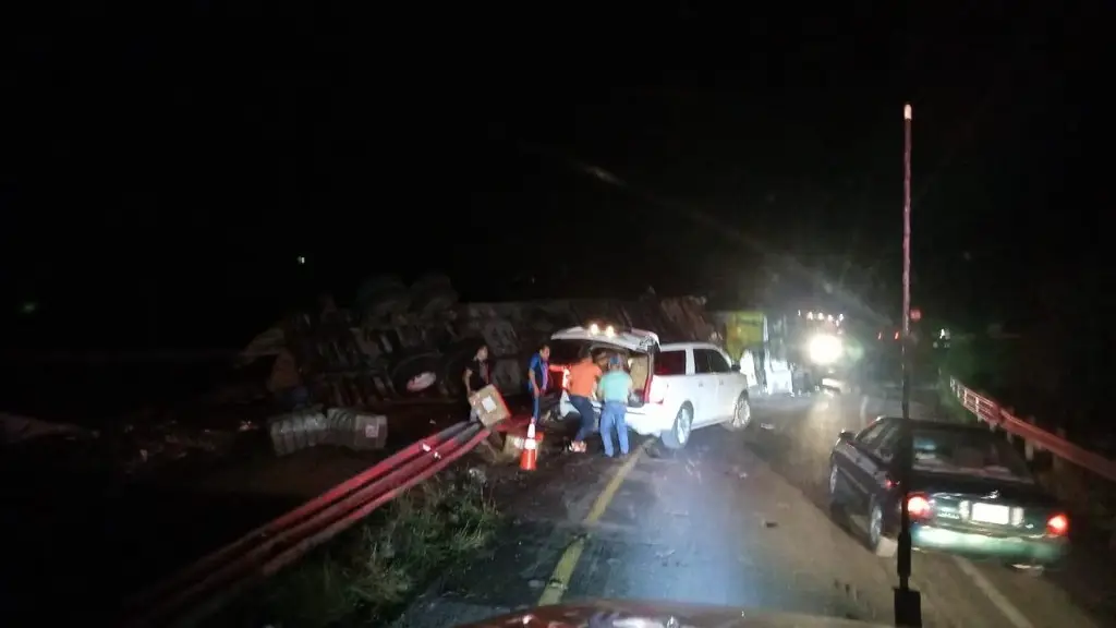 Imagen Reportan fuerte accidente en autopista de Veracruz y reducción de carriles: 'Precaución'