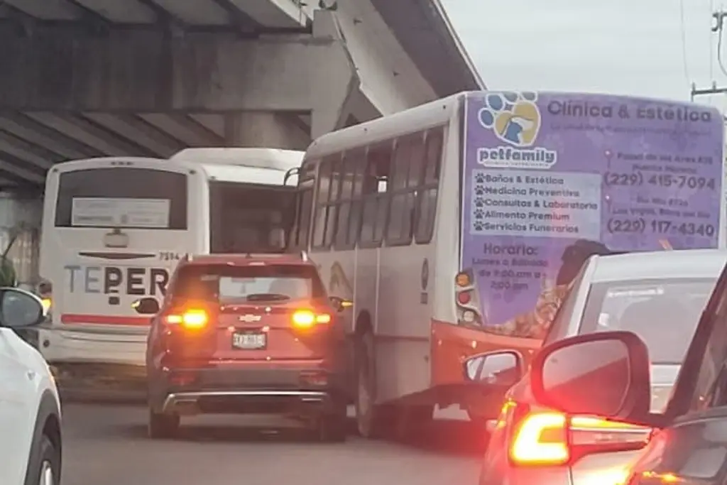 Imagen Chocan camión y camioneta abajo de Puente Bicentenario, en Veracruz