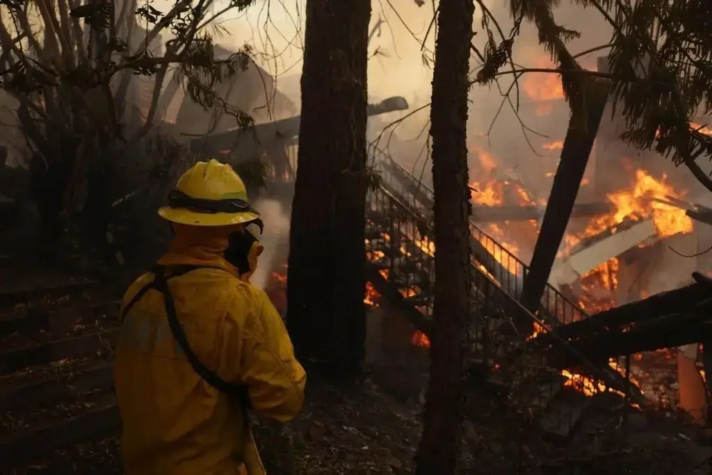 Imagen Descartan mexicanos entre las víctimas mortales por incendios en Los Ángeles