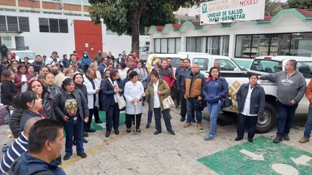 Imagen Continúan protestas de trabajadores del sector salud por falta de pago