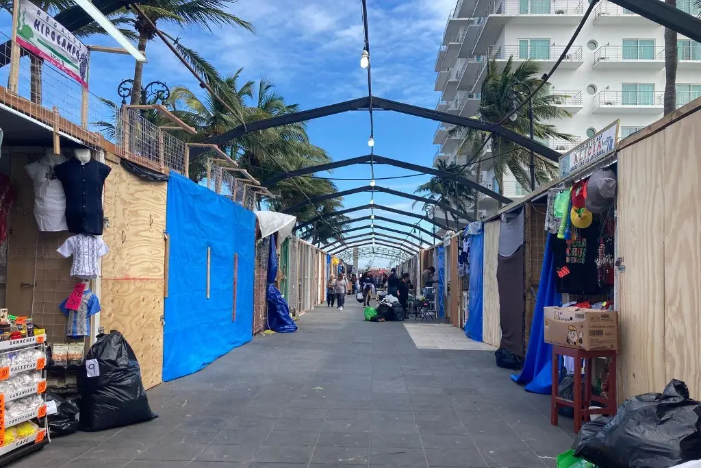 Imagen ¿Cuándo reubicarían a los comerciantes de artesanías del Malecón de Veracruz?