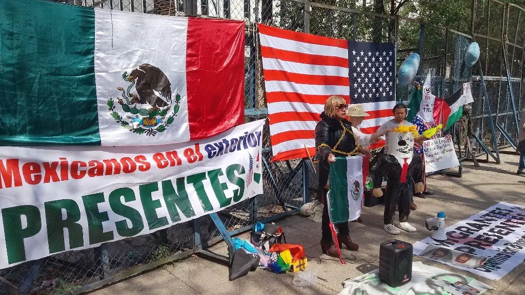 Imagen Marchan y protestan frente a la Embajada de EU en la CDMX